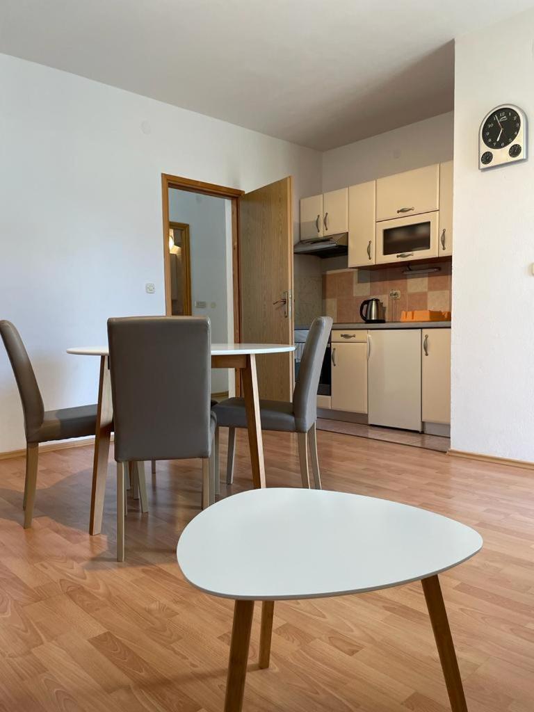 Apartment Place 2 *